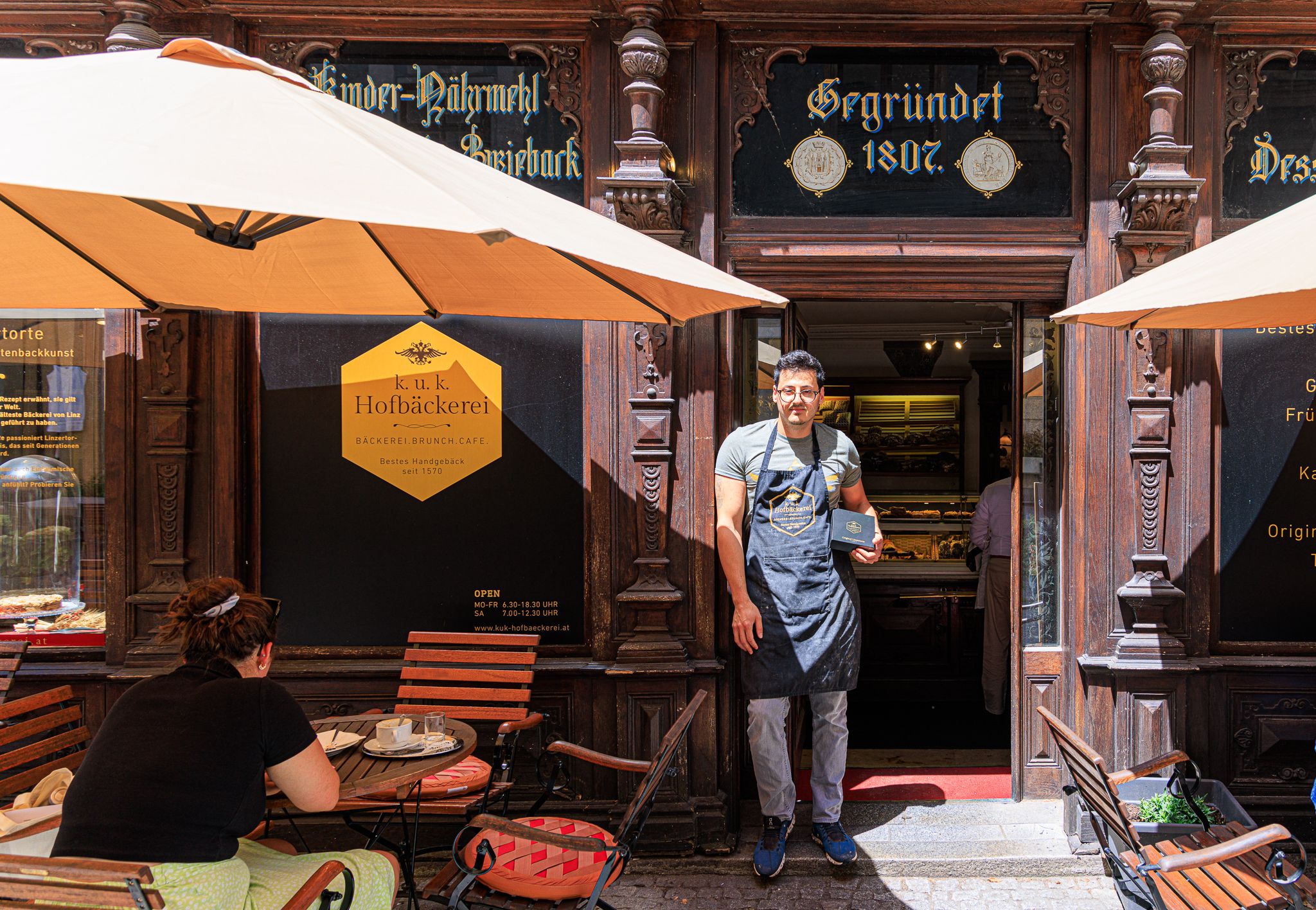 Michel Dal (35) vor seiner k.u.k. Hofbäckerei Linz.