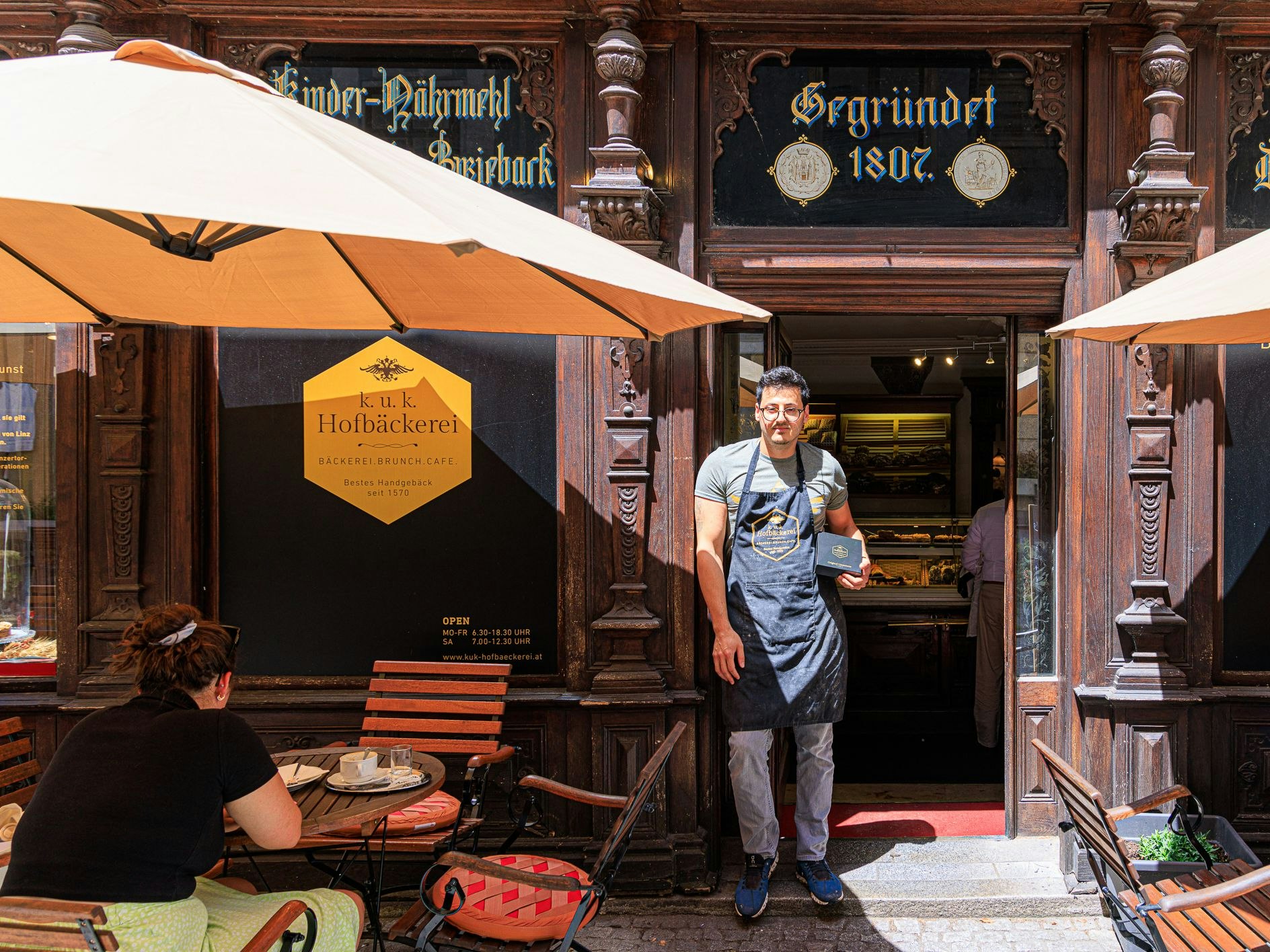 Michel Dal (35) vor seiner k.u.k. Hofbäckerei Linz.