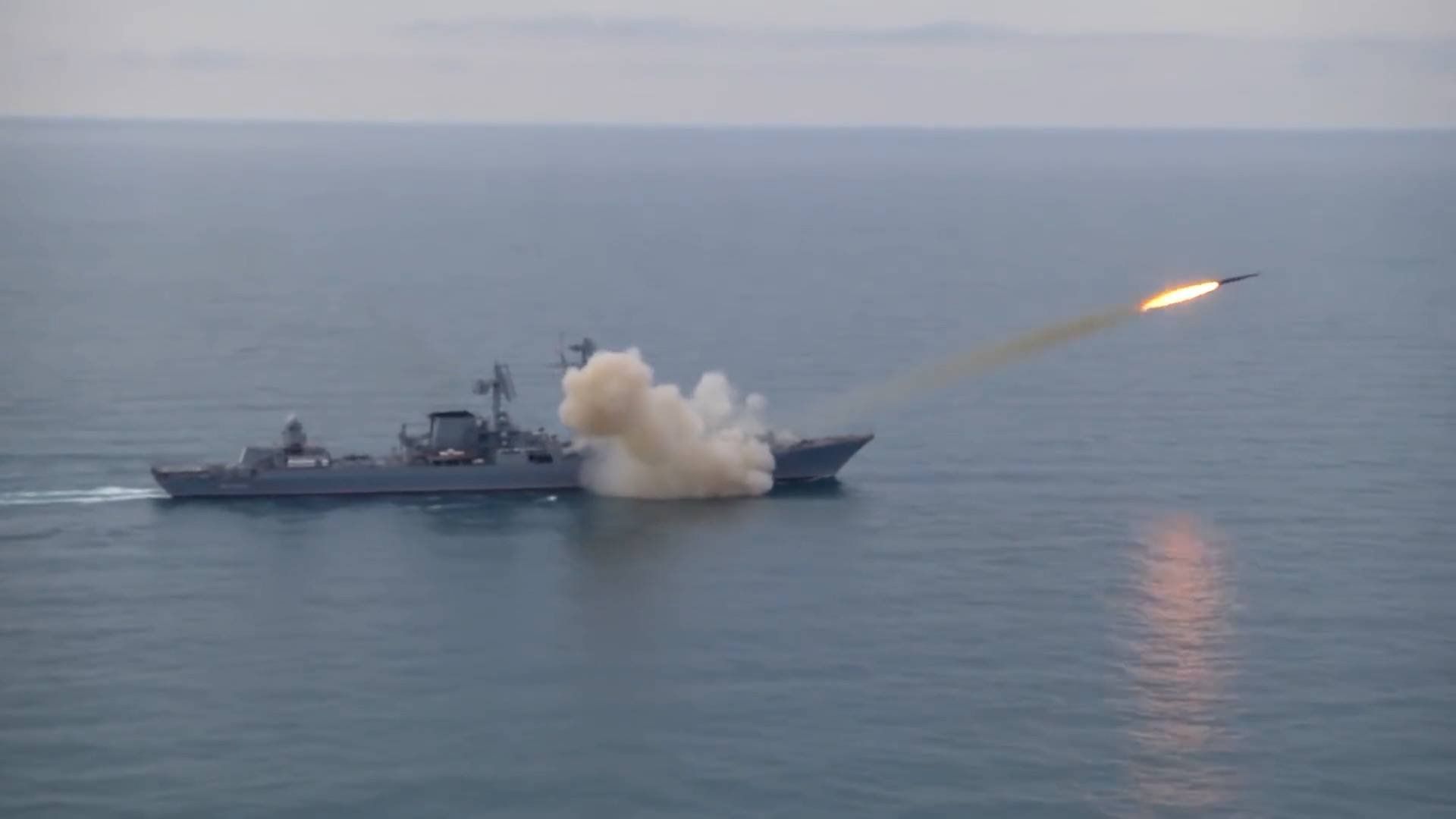 Archivbild des russischen Schwarzmeer-Flaggschiffs "Moskwa". Der Raketenkreuzer galt bis zu seinem Untergang als Symbol der militärischen Überlegenheit Russlands.