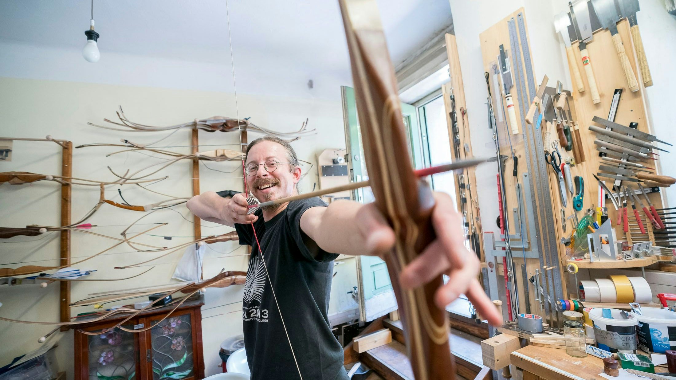bogenbauer karl rapp in seiner werkstatt in der währinger straße 188-190, bogenmanufaktur, bogenschießen, 20220630 foto: helmut graf/tageszeitung heute