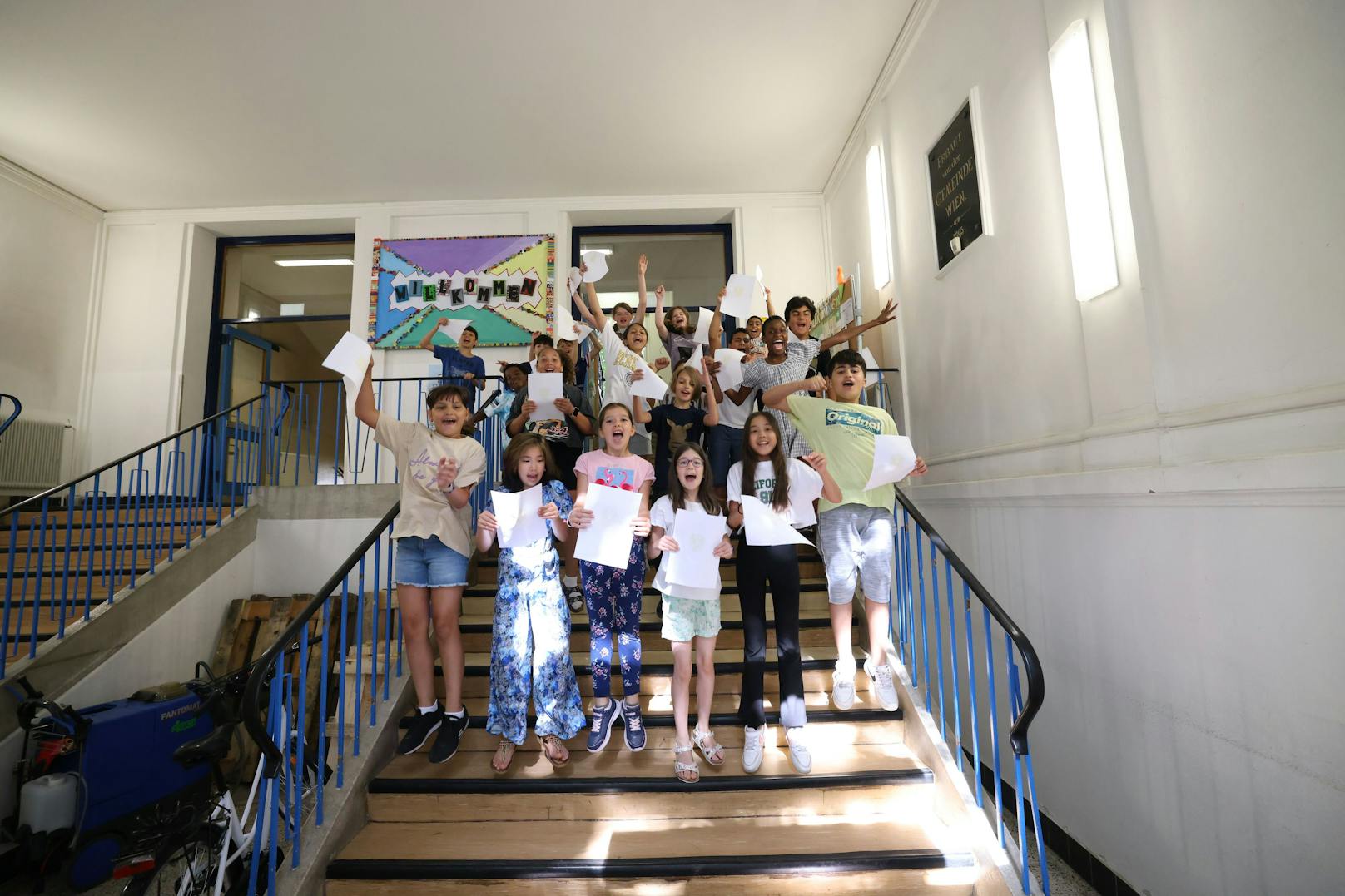 Zeugnis her und ab in die Ferien: Viertklässler der Volksschule in der Kleistgasse 12 (Landstraße) verabschieden sich in den Sommer.