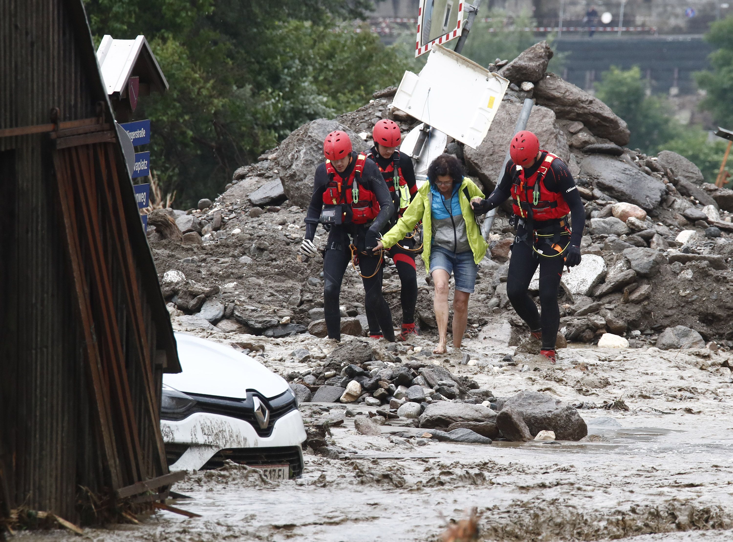Die Einsatzkräfte retten Unwetter-Opfer in Treffen, es fehlt an Wasser und Strom.