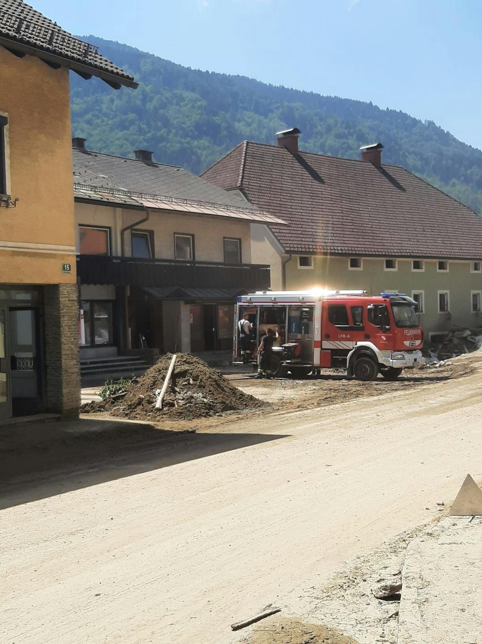Helfer aus ganz Österreich sind angereist, um den Bewohnern in Treffen (K) unter die Arme zu greifen.