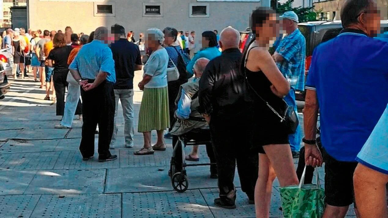 Auch zahlreiche ältere Menschen mussten mit in der Schlange stehen.