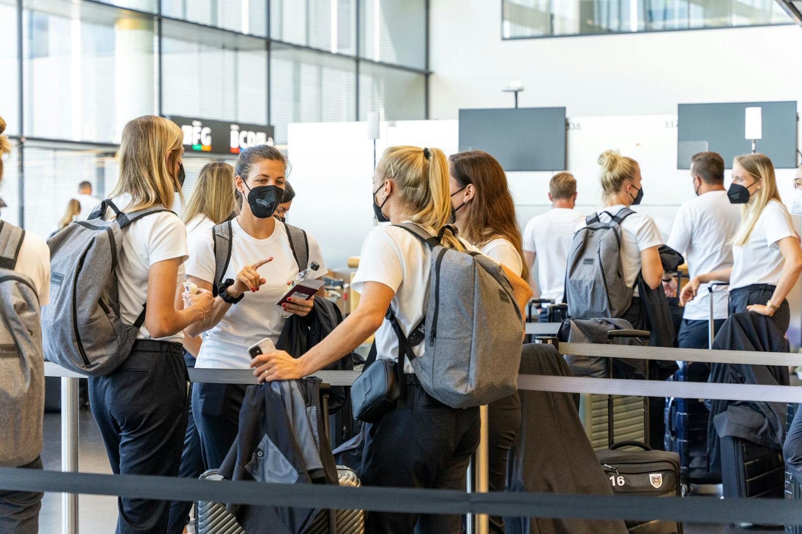 Österreichs Damen-Team am Flughafen beim Einchecken.