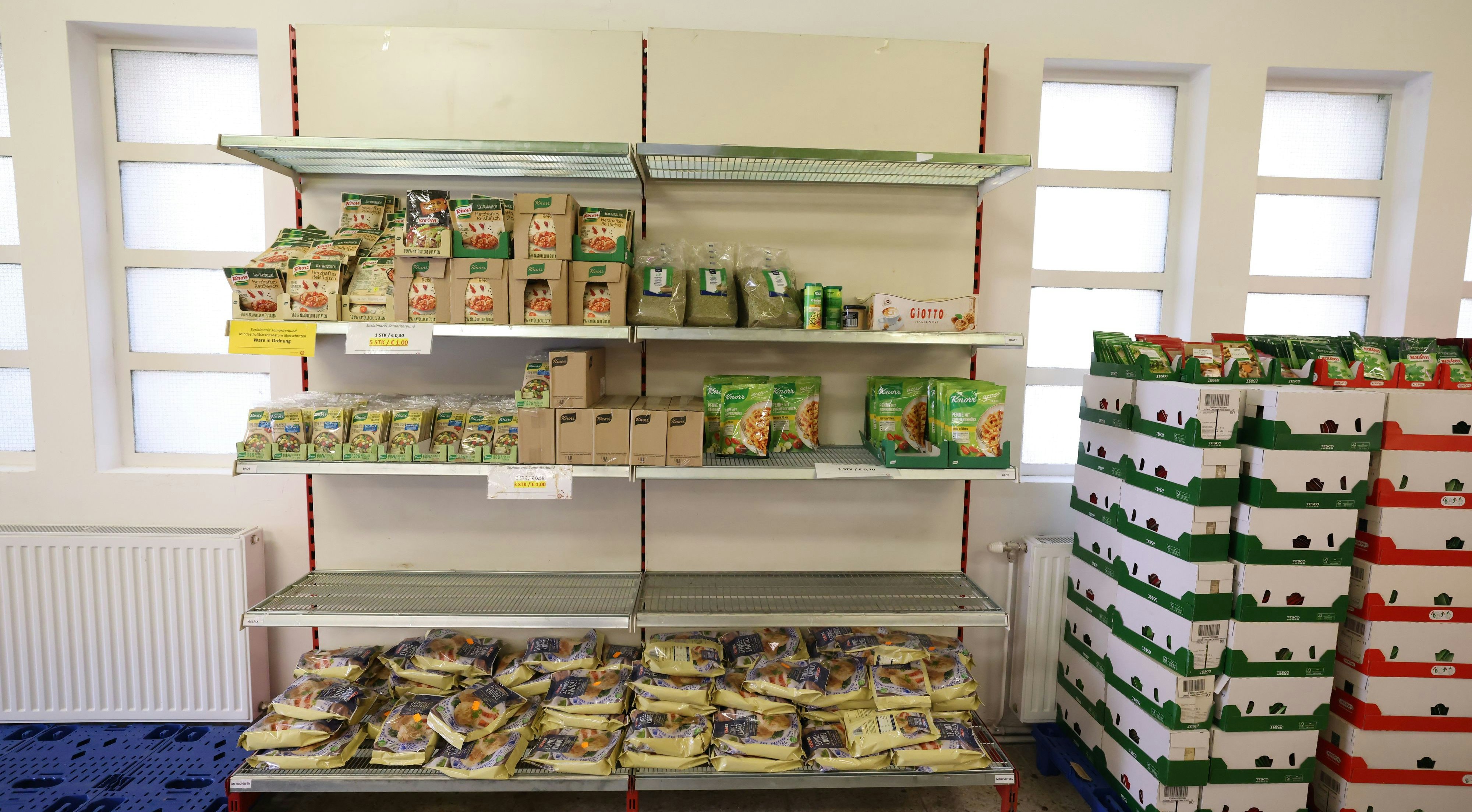 Halb leere Regale im Sozialmarkt des Samariterbundes: Lebensmittelspenden werden dringend gebraucht.