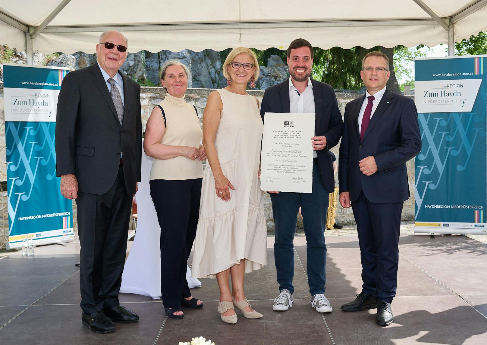 Landeshauptfrau Johanna Mikl-Leitner, Klubobmann August Wöginger sowie Vertreter von UNESCO überreichten die Urkunden an die acht Gemeinden.