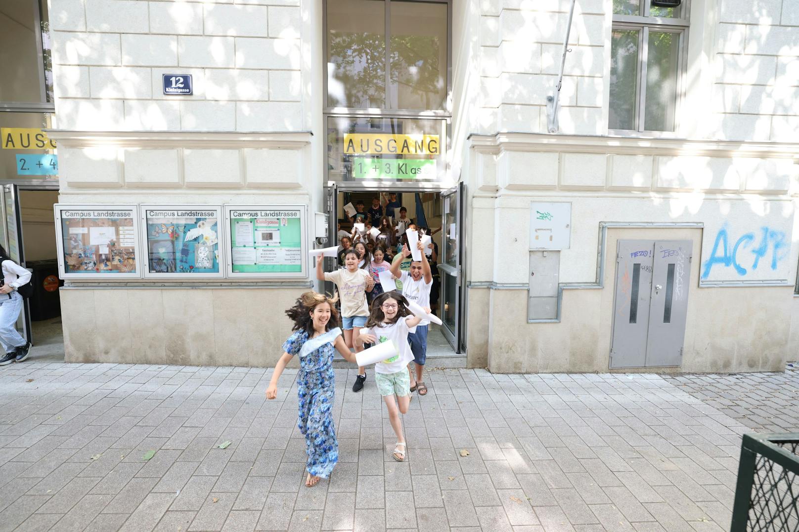 Zeugnis her und ab in die Ferien: Viertklässler der Volksschule in der Kleistgasse 12 (Landstraße) verabschieden sich in den Sommer.