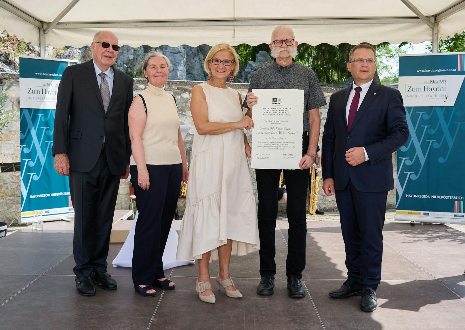 Landeshauptfrau Johanna Mikl-Leitner, Klubobmann August Wöginger sowie Vertreter von UNESCO überreichten die Urkunden an die acht Gemeinden.