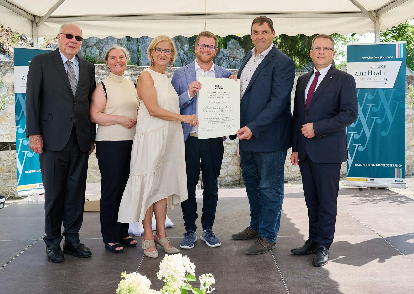 Landeshauptfrau Johanna Mikl-Leitner, Klubobmann August Wöginger sowie Vertreter von UNESCO überreichten die Urkunden an die acht Gemeinden.