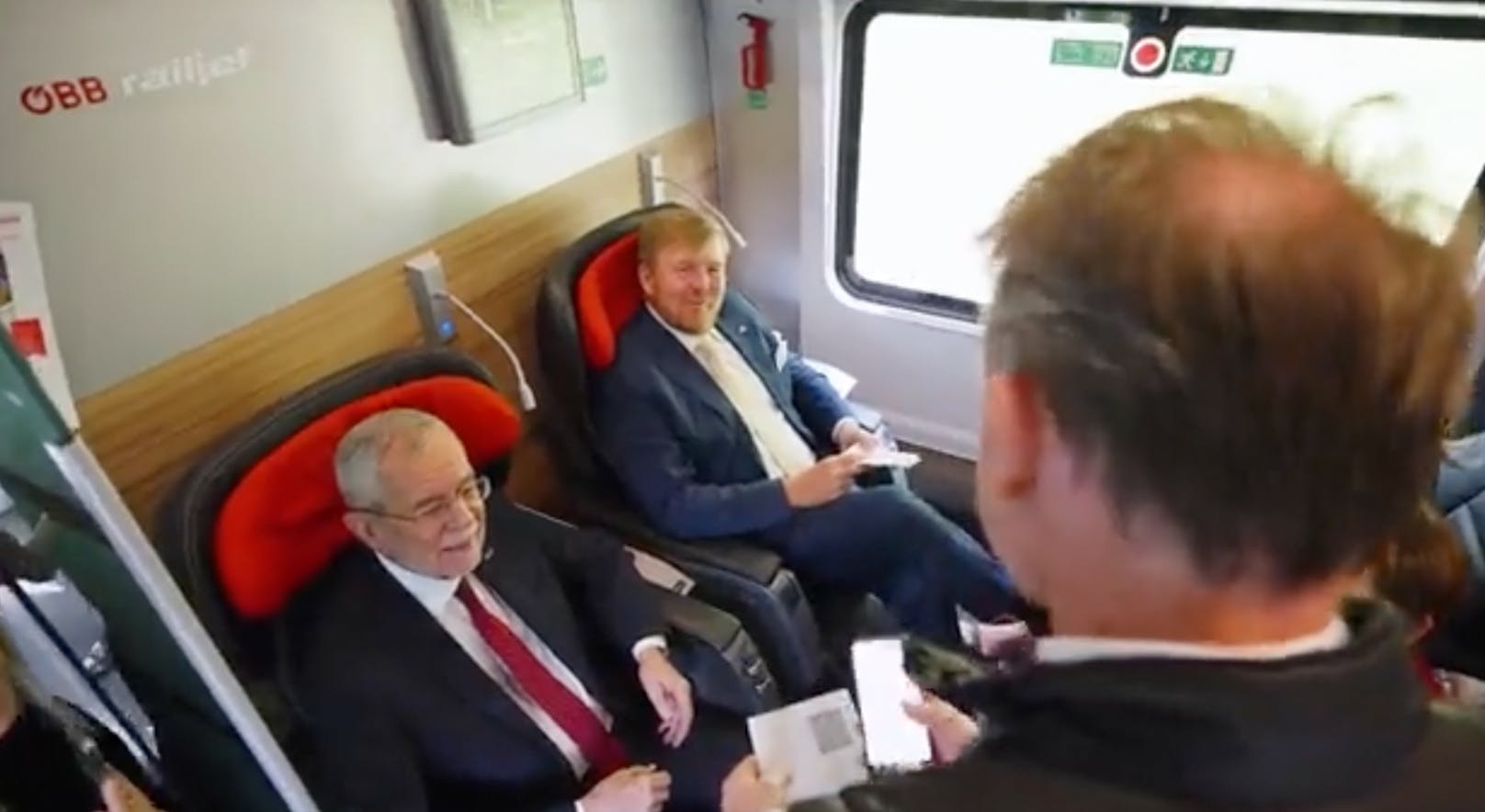 Nun wurde bekannt: Während Präsident VdB und Königs im Zug saßen, wurde die Limousinenflotte via Autobahn ins Steirische überstellt. Mindestens fünf Autos – darunter das des Präsidenten – will ein Twitter-User gezählt haben – "mit deutlich überhöhter Geschwindigkeit".