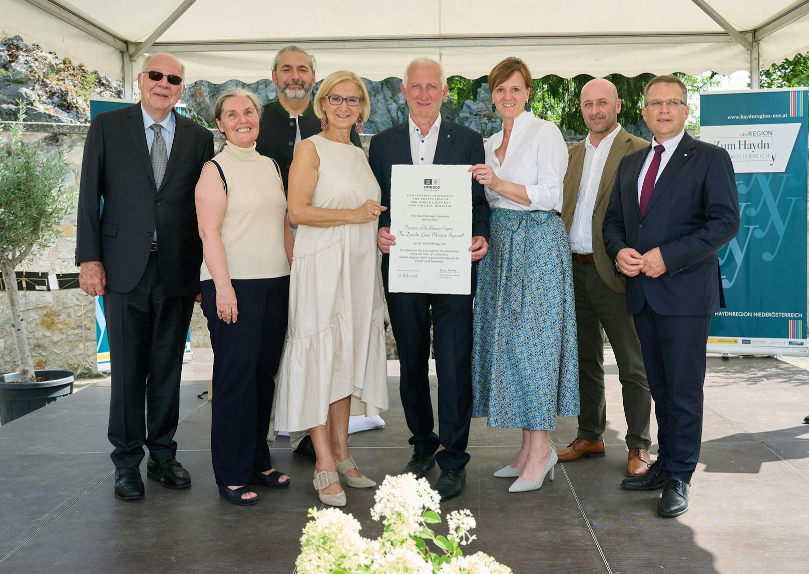 Landeshauptfrau Johanna Mikl-Leitner, Klubobmann August Wöginger sowie Vertreter von UNESCO überreichten die Urkunden an die acht Gemeinden.