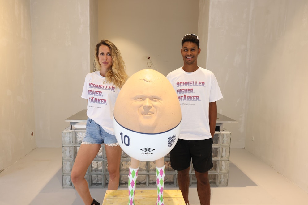 Ex-Fußballer Rubin Okotie und Kuratorin Ema Kaiser-Brandstätter zeigen in ihrer Wiener Galerie Plain Art Wayne Rooney als Ei.
