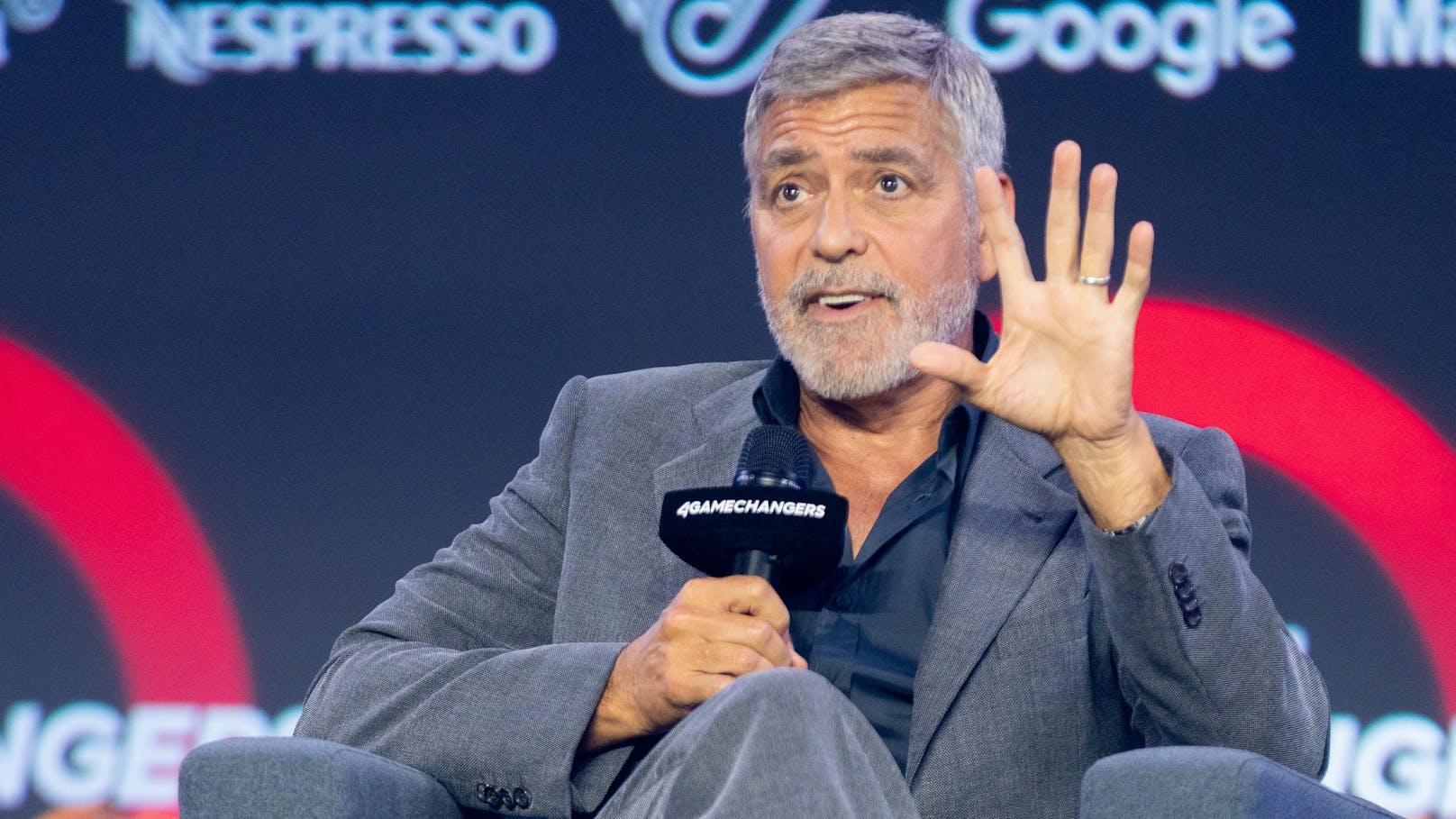 "Wir freuen uns darauf, Vizepräsidentin Harris bei ihrer historischen Aufgabe nach Kräften zu unterstützen", gab Schauspieler <strong>George Clooney</strong> (63) gegenüber mehreren US-Medien bekannt.