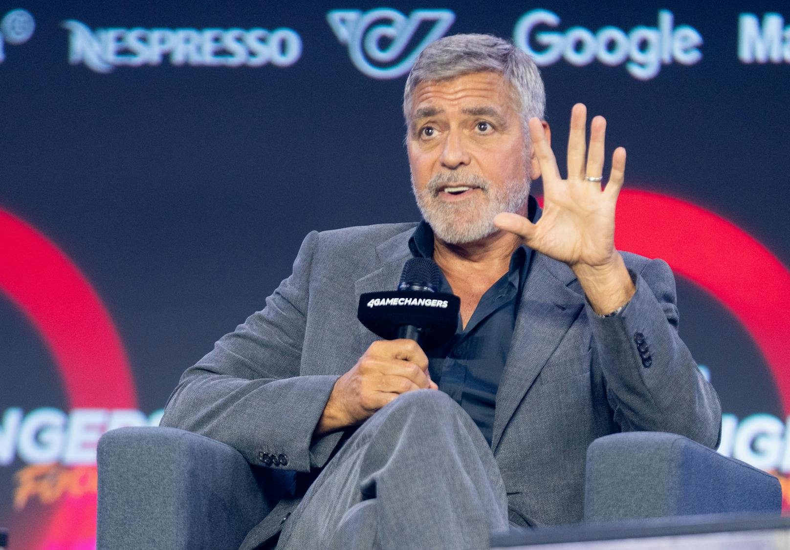 George Clooney (61) hat es nach zwei Jahren zum 4Gamechanger-Festival geschafft. Er sprach über&nbsp; seine Arbeit mit der George-Clooney-Foundation und sprach die Gräueltaten des russischen Militärs an.