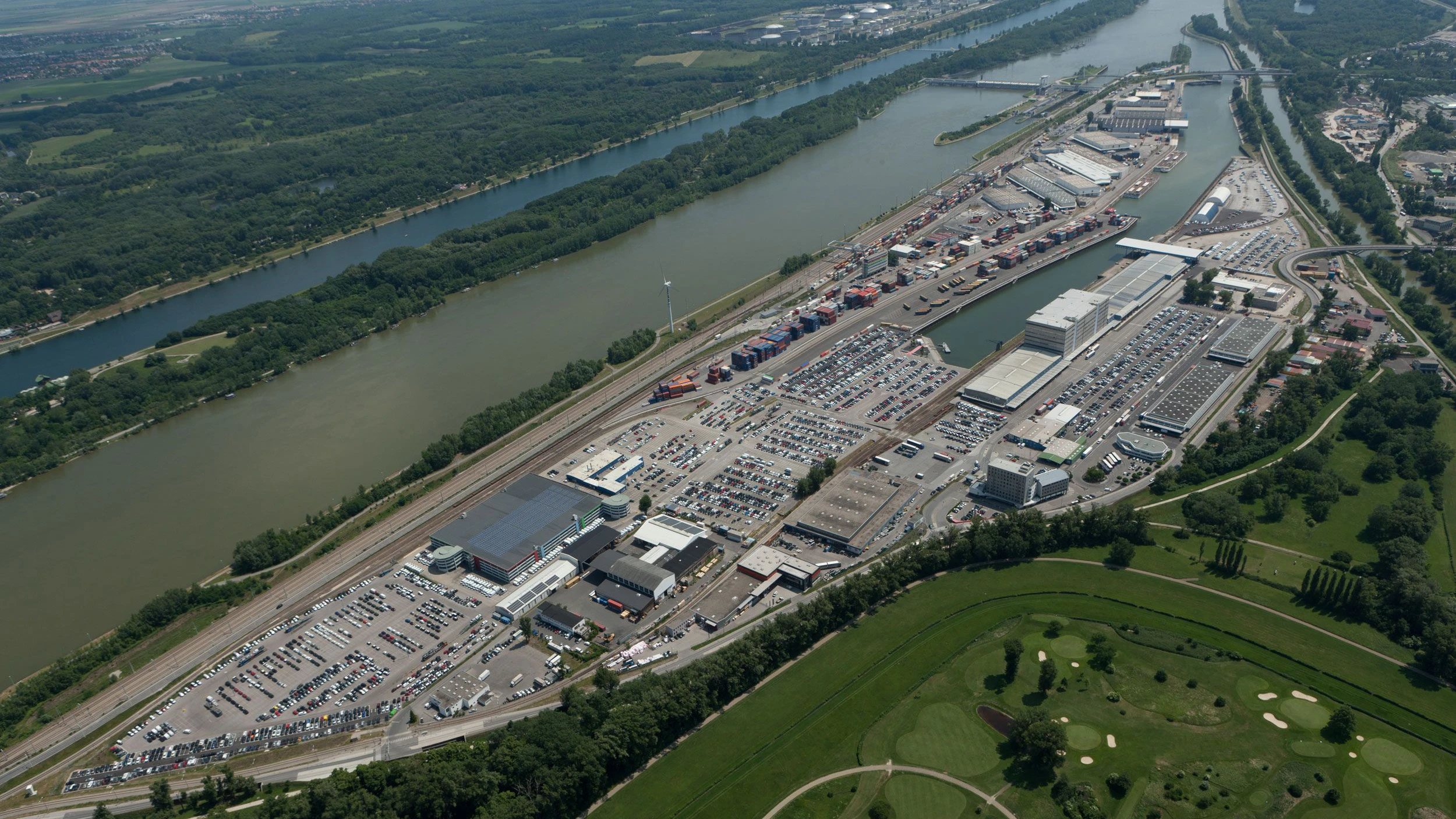 Am Hafen Wien hängen 5.000 Jobs. 