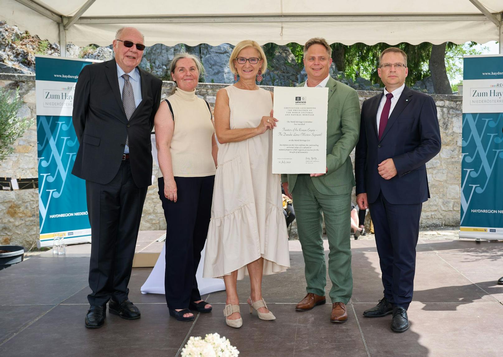 Landeshauptfrau Johanna Mikl-Leitner, Klubobmann August Wöginger sowie Vertreter von UNESCO überreichten die Urkunden an die acht Gemeinden.