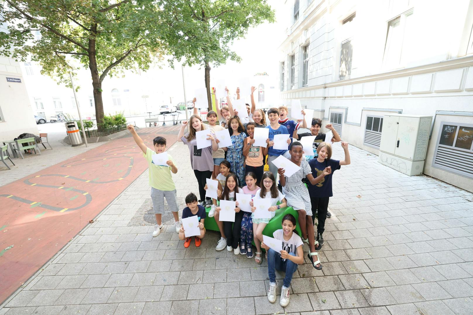 Zeugnis her und ab in die Ferien: Viertklässler der Volksschule in der Kleistgasse 12 (Landstraße) verabschieden sich in den Sommer.