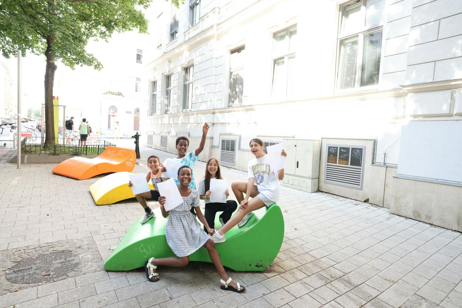 Zeugnis her und ab in die Ferien: Viertklässler der Volksschule in der Kleistgasse 12 (Landstraße) verabschieden sich in den Sommer.