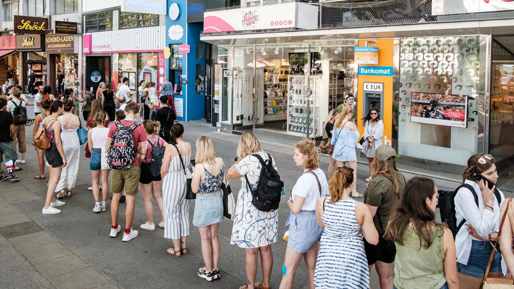 Anstehen für die Eisbuchtel