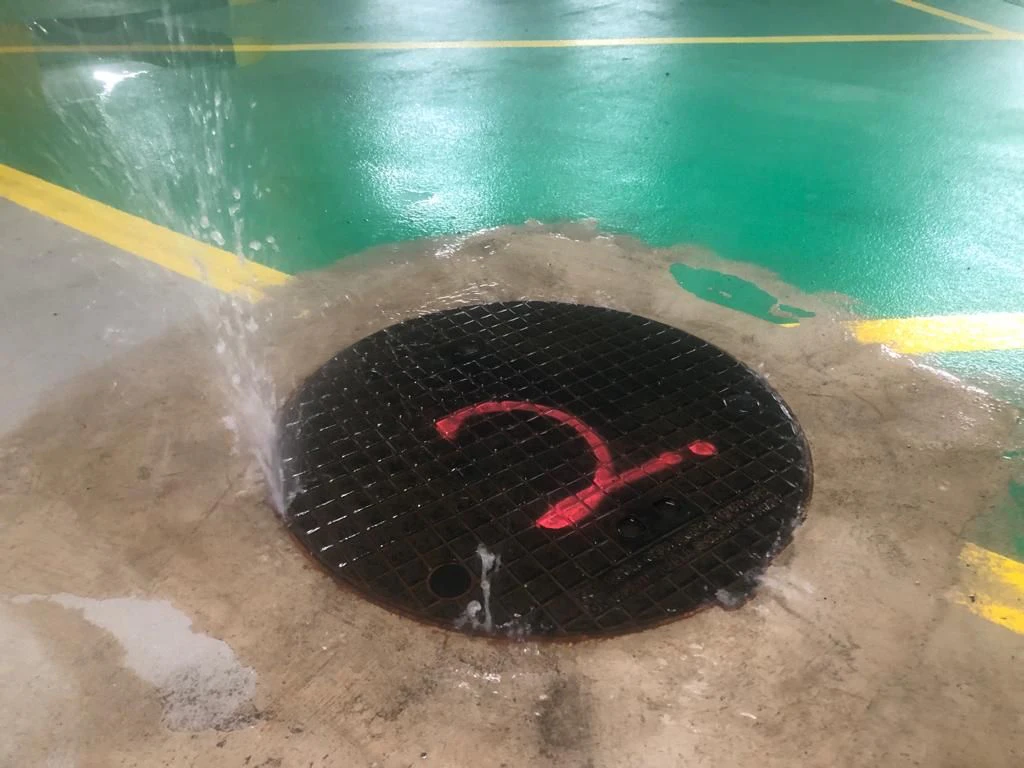 In der Linzer Hauptplatz-Tiefgarage waren schon wieder Wasserfontänen bei Kanaldeckeln zu sehen.