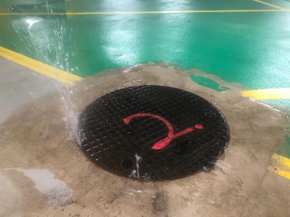 In der Linzer Hauptplatz-Tiefgarage waren schon wieder Wasserfontänen bei Kanaldeckeln zu sehen.