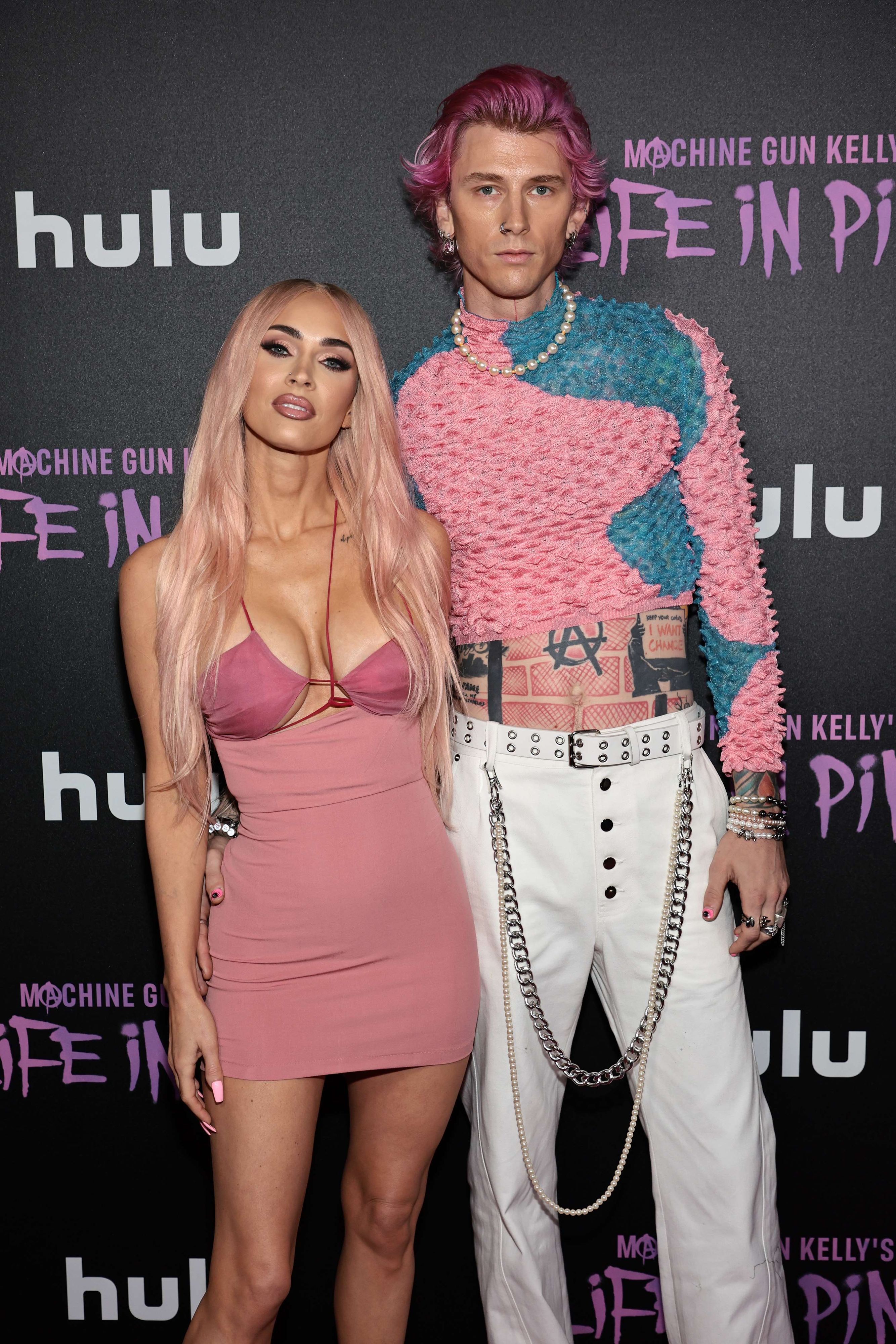 Download von www.picturedesk.com am 30.06.2022 (13:55).  NEW YORK, NEW YORK - JUNE 27: Megan Fox and Colson Baker "Machine Gun Kelly" attend "Machine Gun Kelly's Life In Pink" premiere at Zero Bond on June 27, 2022 in New York City. Jamie McCarthy/Getty Images/AFP.== FOR NEWSPAPERS, INTERNET, TELCOS & TELEVISION USE ONLY == - 20220627_PD11602 - Rechteinfo: Rights Managed (RM) Fotografische Urheberrechte sind garantiert. Der Kunde selbst hat insbesondere die Persönlichkeitsrechte der abgebildeten Personen in eigener Verantwortung zu beachten (AGBs Punkt 5). Nur für redaktionelle Nutzung durch Tageszeitungen und Onlinemedien!