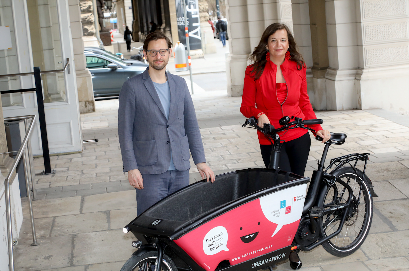 Verkehrsstadträtin Ulli Sima (SP) und Martin Blum (Mobilitätsagentur) mit Lastenrad.&nbsp;
