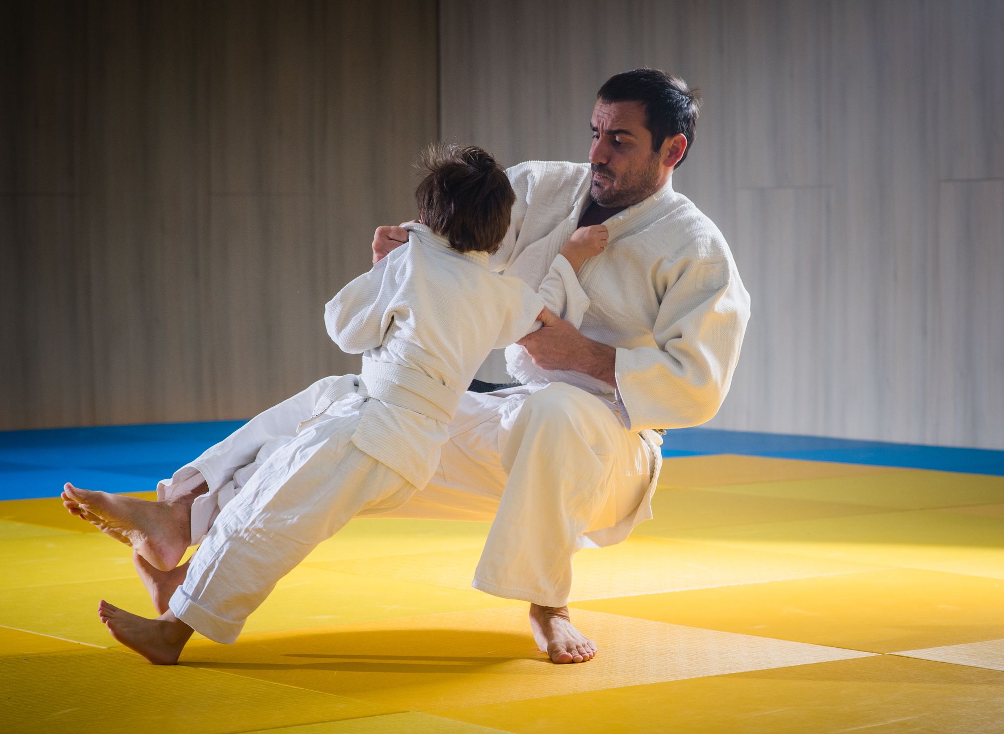 Ein Judoka bringt seinen Schüler zu Fall. (Symbolbild)