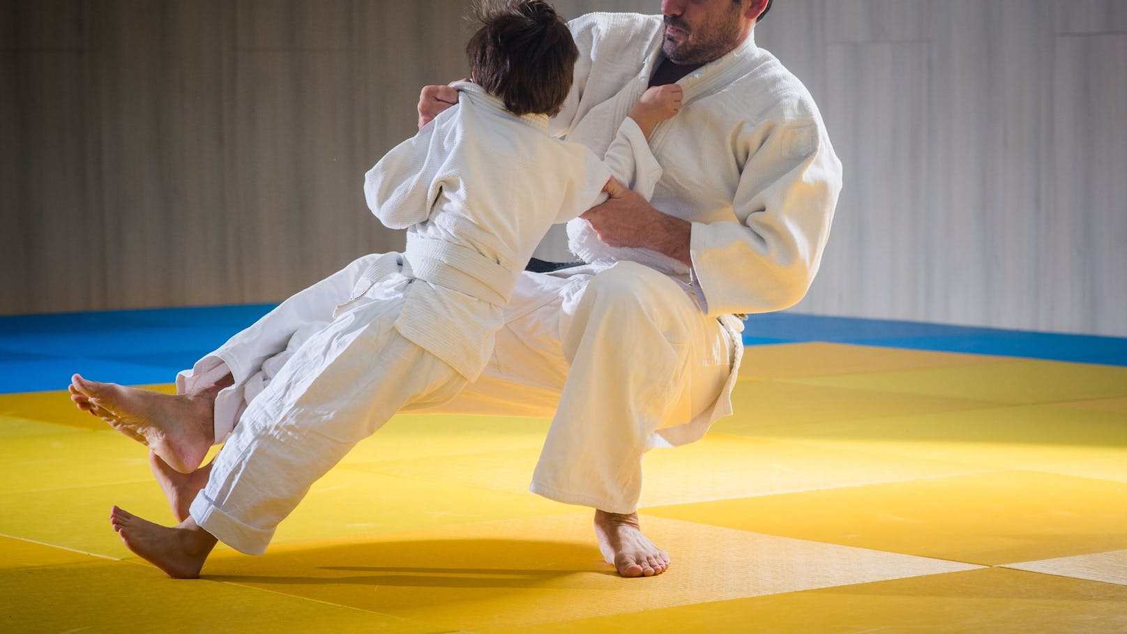 Ein Judoka bringt seinen Schüler zu Fall. (Symbolbild)