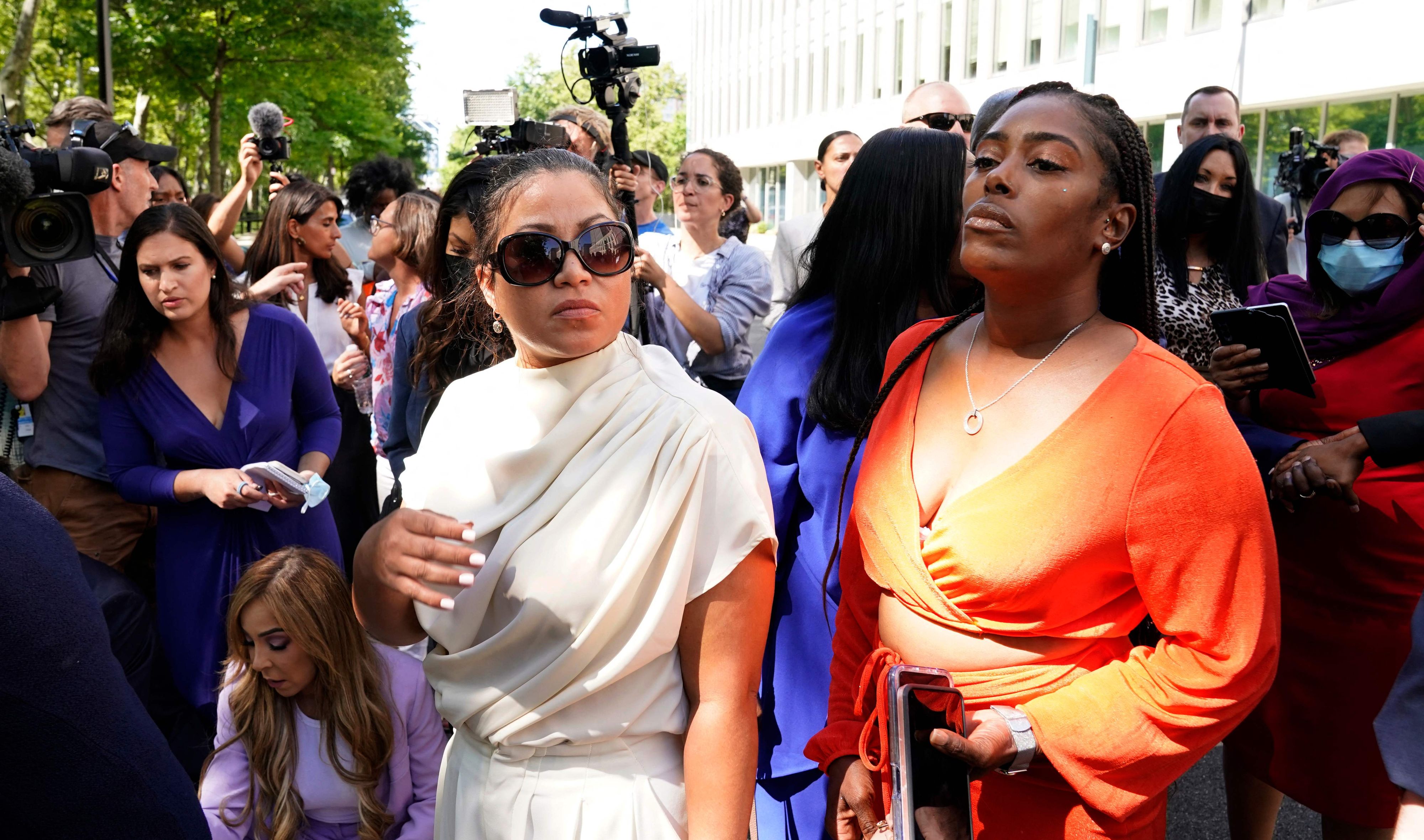 Die Frauen berichteten von dem sexuellen, physischen und mentalen Missbrauch, den sie durch Kelly erfuhren – teilweise, als sie noch minderjährig waren. 