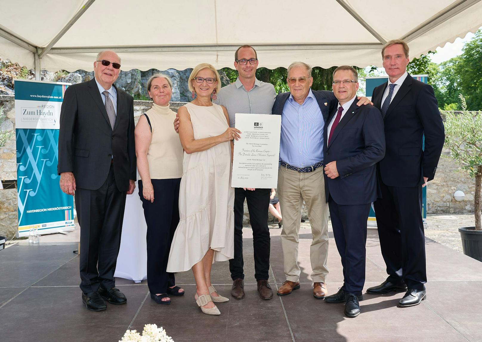 Landeshauptfrau Johanna Mikl-Leitner, Klubobmann August Wöginger sowie Vertreter von UNESCO überreichten die Urkunden an die acht Gemeinden.