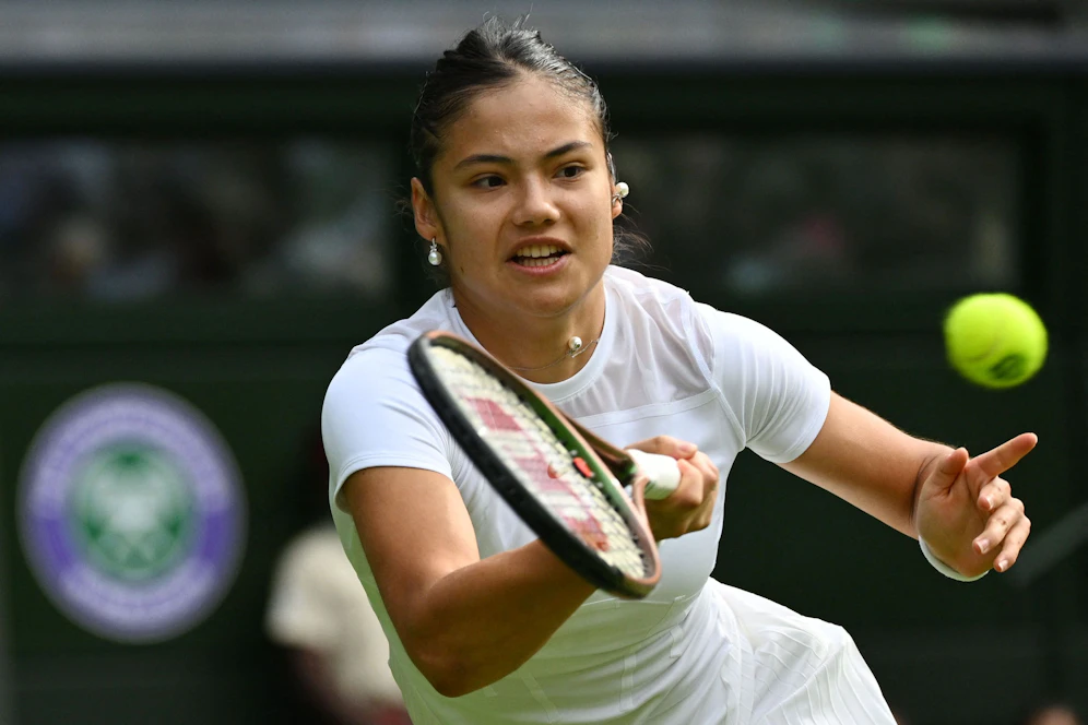 Emma Raducanu trug bei ihrem Wimbledon-Spiel viel Schmuck von Tiffanys.