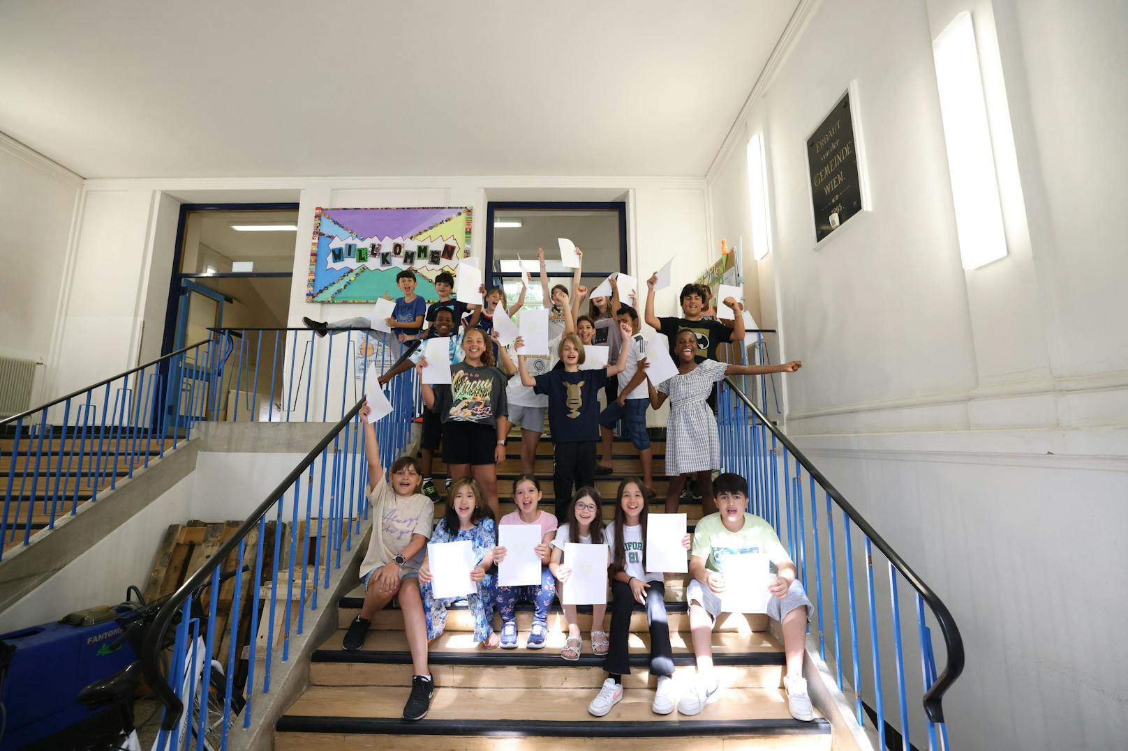 Zeugnis her und ab in die Ferien: Viertklässler der Volksschule in der Kleistgasse 12 (Landstraße) verabschieden sich in den Sommer.