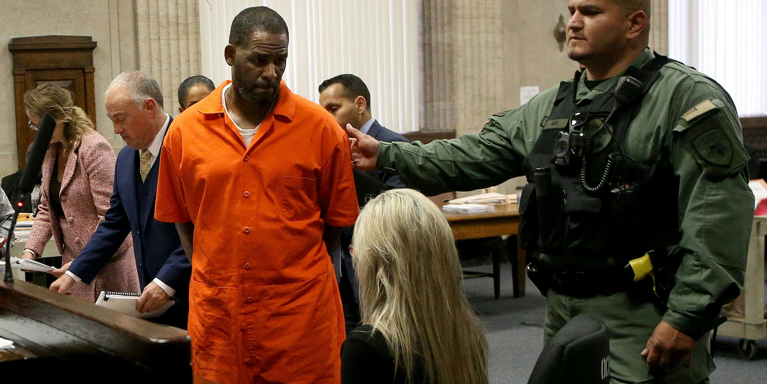 Download von www.picturedesk.com am 30.06.2022 (08:21).  (FILES) In this file photo taken on September 16, 2019 Singer R. Kelly turns to leave after appearing at a hearing at the Leighton Criminal Courthouse in Chicago, Illinois. Kelly is facing multiple sexual assault charges and is being held without bail. - A woman told R. Kelly's trial August 19, 2021 that the disgraced R&B star choked her until she passed out during a six-month sexual relationship they had when she was a teenager. (Photo by Antonio PEREZ / POOL / AFP) - 20190917_PD17591 - Rechteinfo: Rights Managed (RM) Nur für redaktionelle Nutzung! Werbliche Nutzung erfordert Freigabe: bitte schicken Sie uns eine Anfrage.