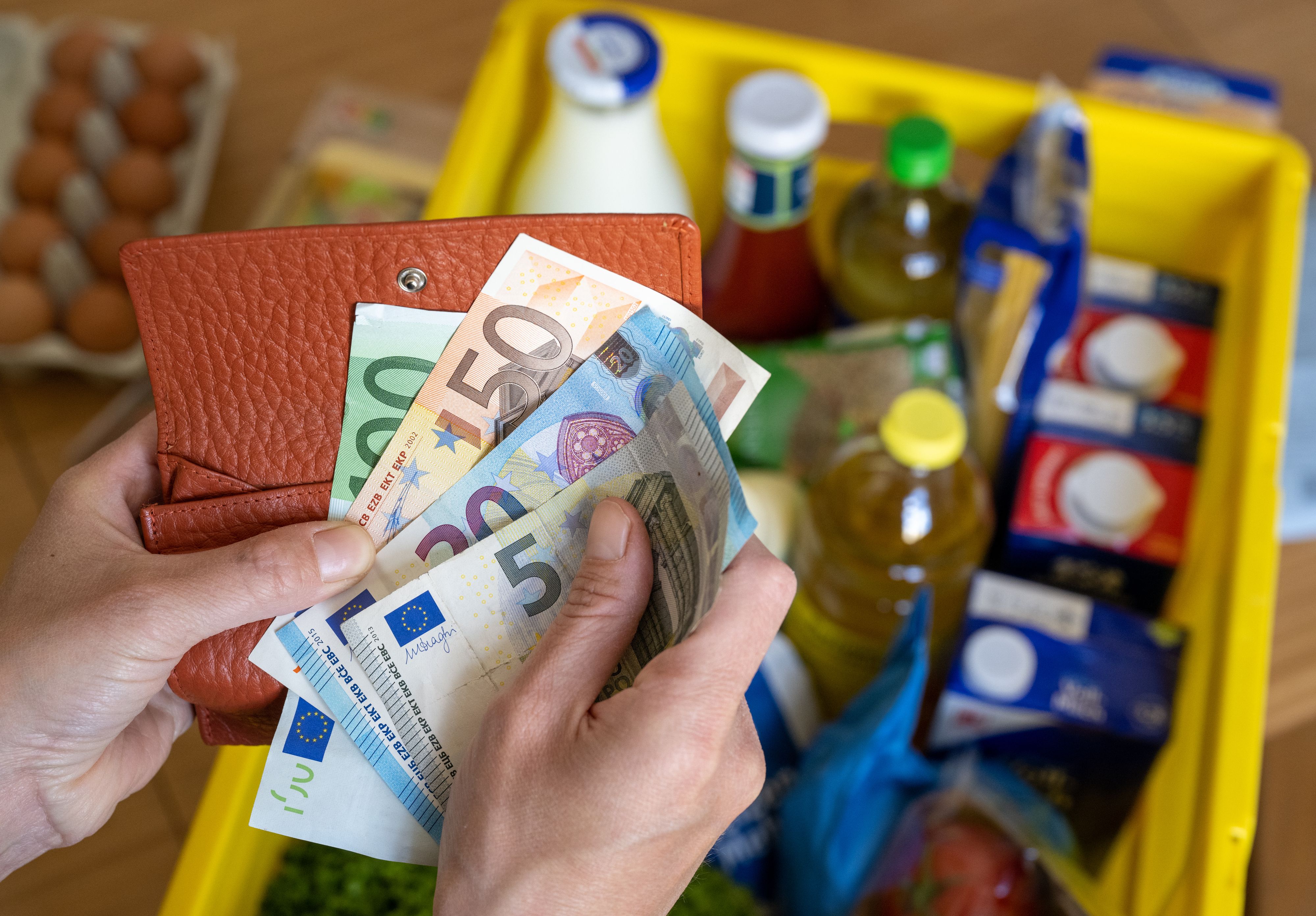 Preise steigen und steigen – und tun das noch lange, sagen nun die Wirtschaftsforscher.