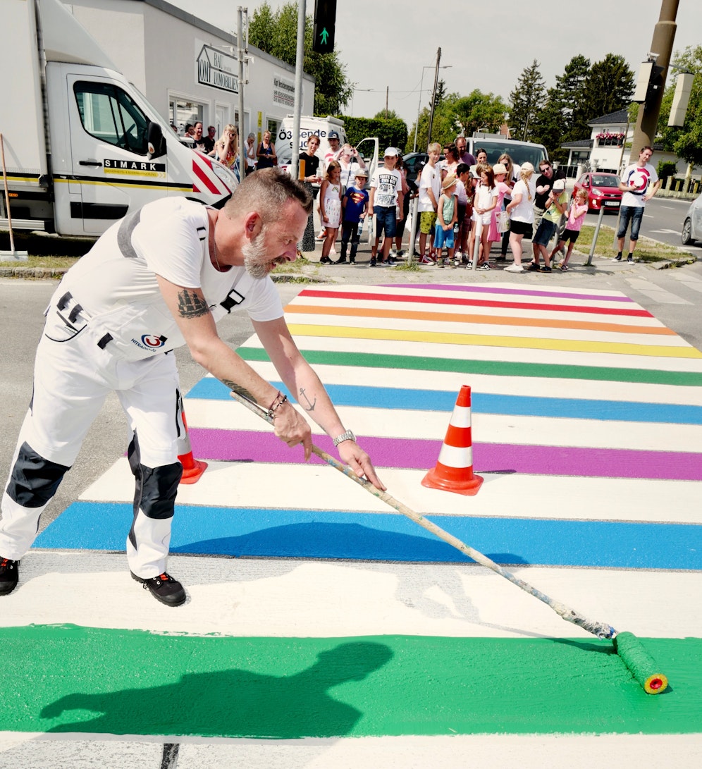 Voller Einsatz: Robert Kratky streicht den Regenbogen-Zebrastreifen