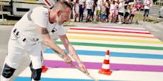 Robert Kratky malt den ersten Regenbogen-Zebrastreifen