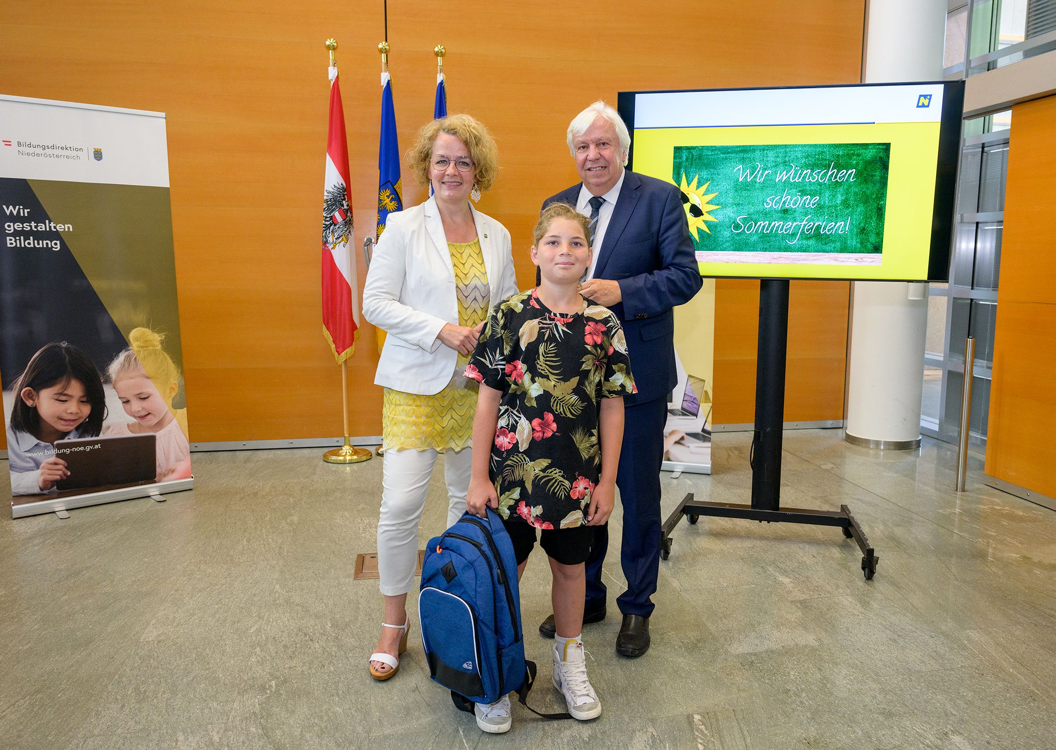 Bildungs-Landesrätin Christiane Teschl-Hofmeister und Bildungsdirektor Johann Heuras mit Schüler Patrick Pless.