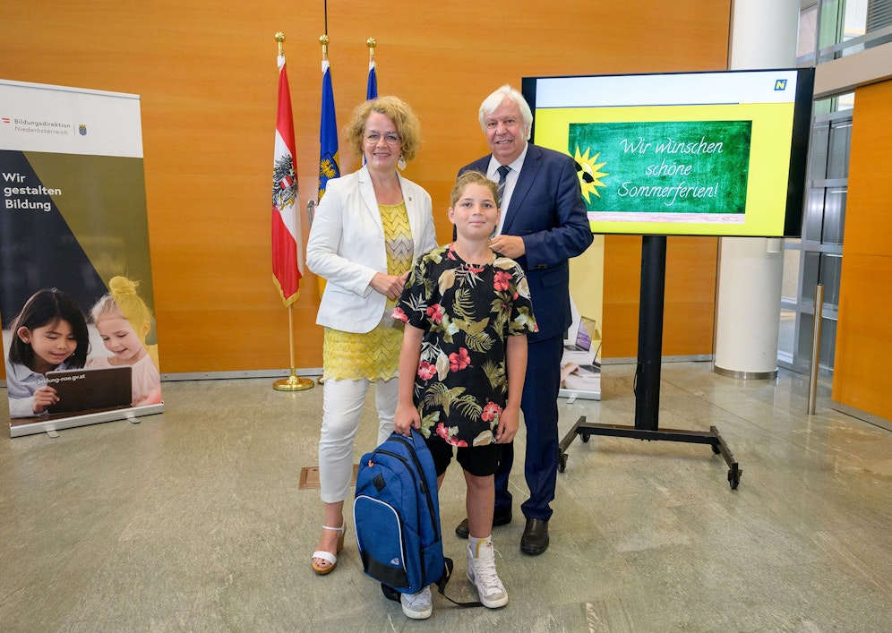 Bildungs-Landesrätin Christiane Teschl-Hofmeister und Bildungsdirektor Johann Heuras mit Schüler Patrick Pless.