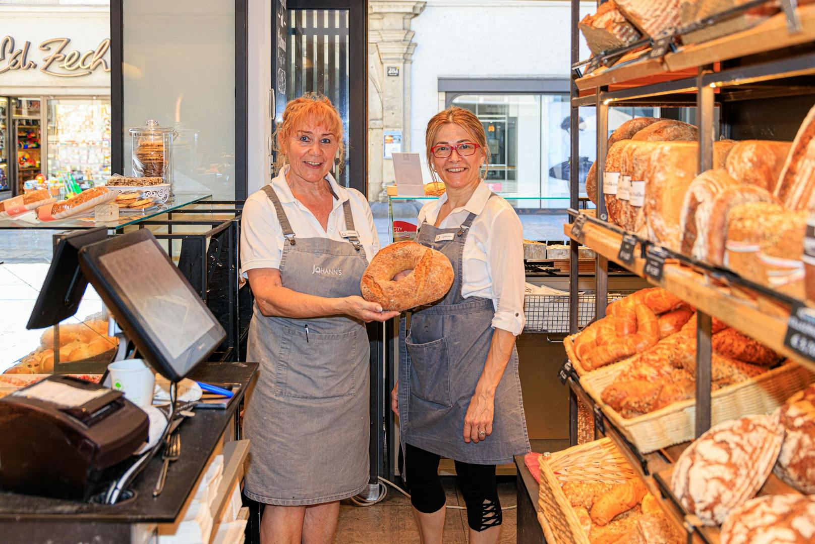 Filialleiterin Marianne Haller (l.) neben Mitarbeiterin Gordana Popovic in der Linzer Bäckerei Winkler.