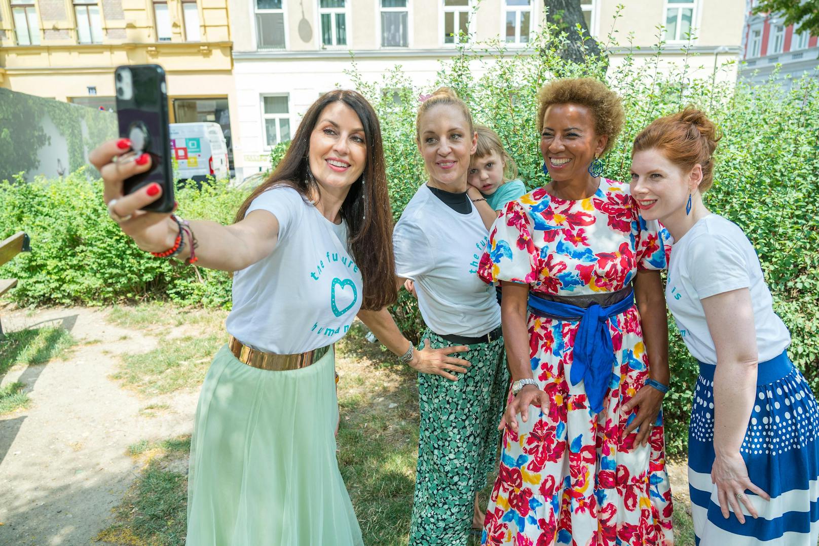 Selfie-Zeit: Monika Ballwein, Lilian Klebow mit Sohn, Arabella Kiesbauer und Teresa Vogl