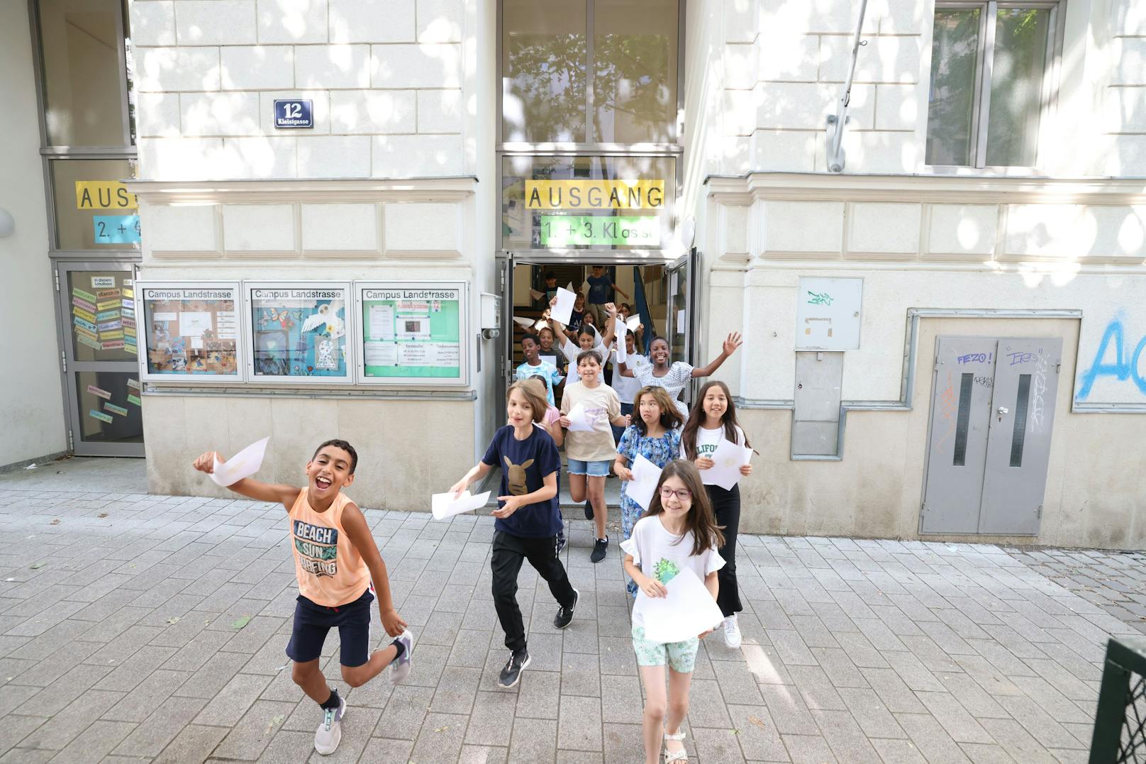 Zeugnis her und ab in die Ferien: Viertklässler der Volksschule in der Kleistgasse 12 (Landstraße) verabschieden sich in den Sommer.