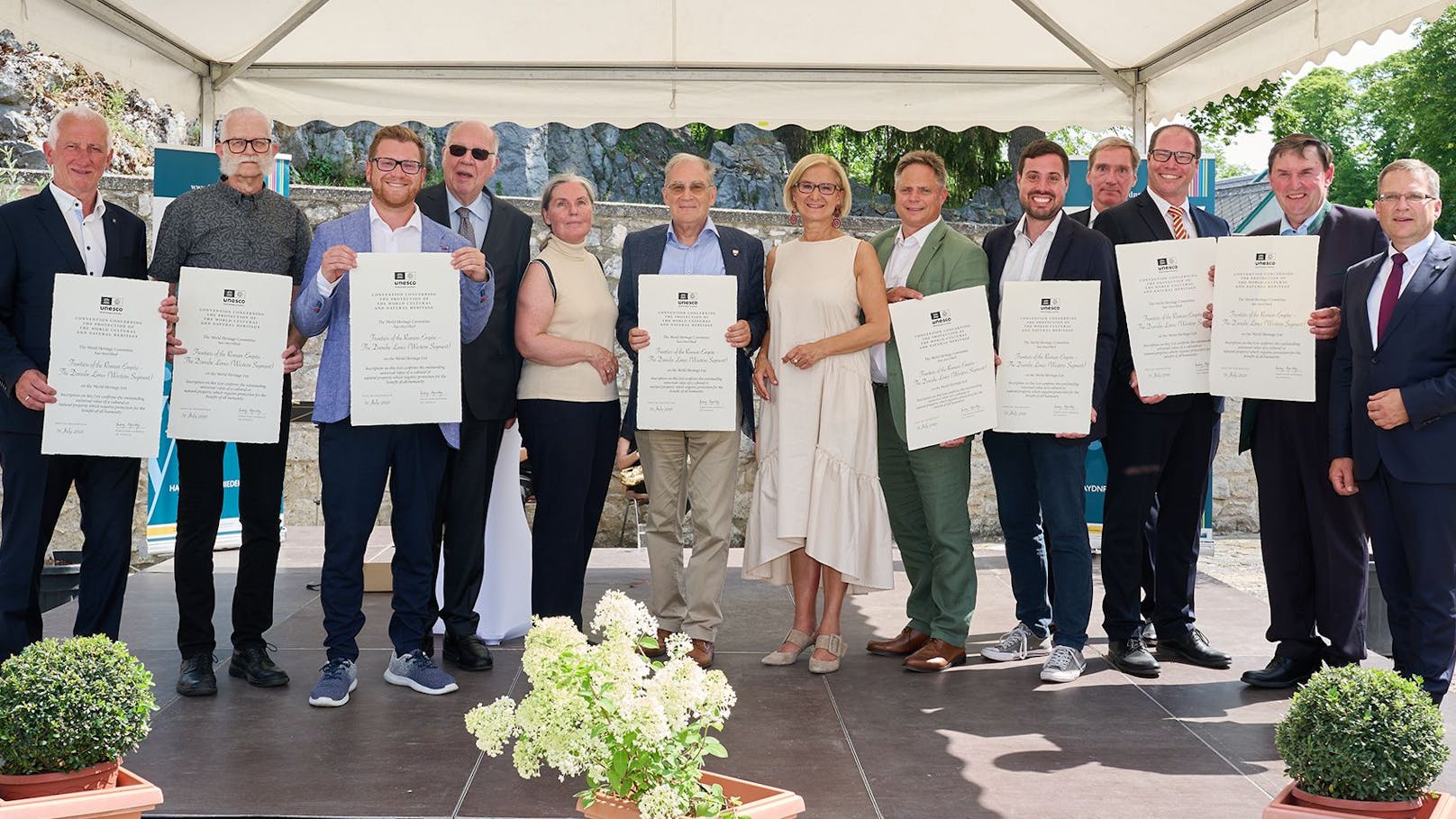 Landeshauptfrau Johanna Mikl-Leitner, Klubobmann August Wöginger sowie Vertreter von UNESCO überreichten die Urkunden an die acht Gemeinden.