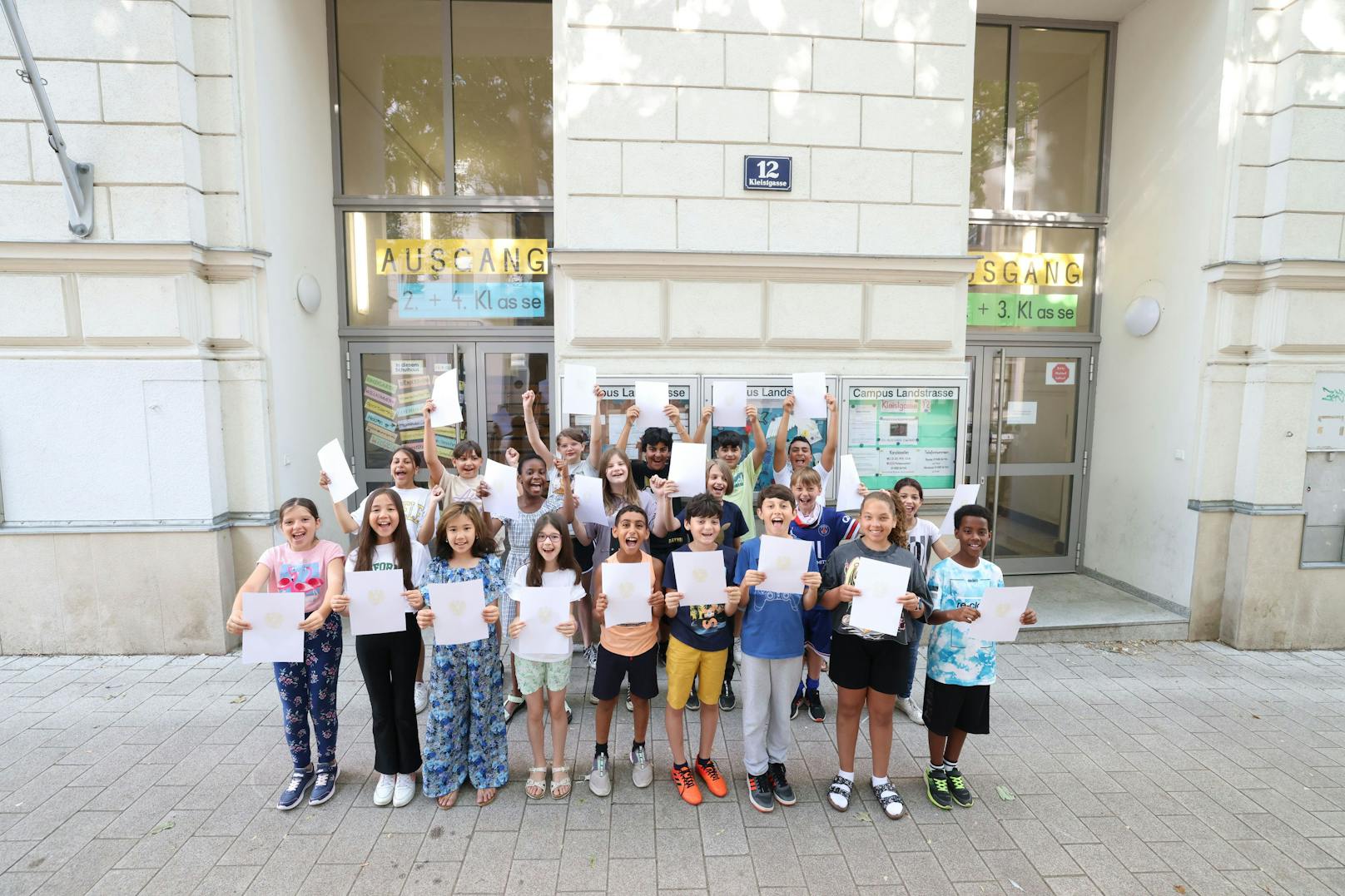 Zeugnis her und ab in die Ferien: Viertklässler der Volksschule in der Kleistgasse 12 (Landstraße) verabschieden sich in den Sommer.
