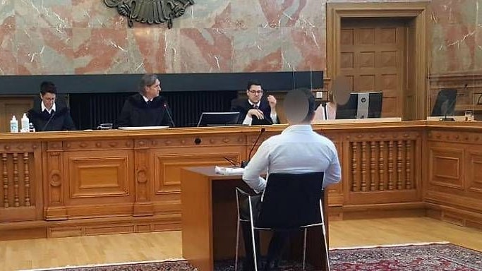 Der Angeklagte meinte, das Opfer hätte sich selber in den Bauch gestochen.