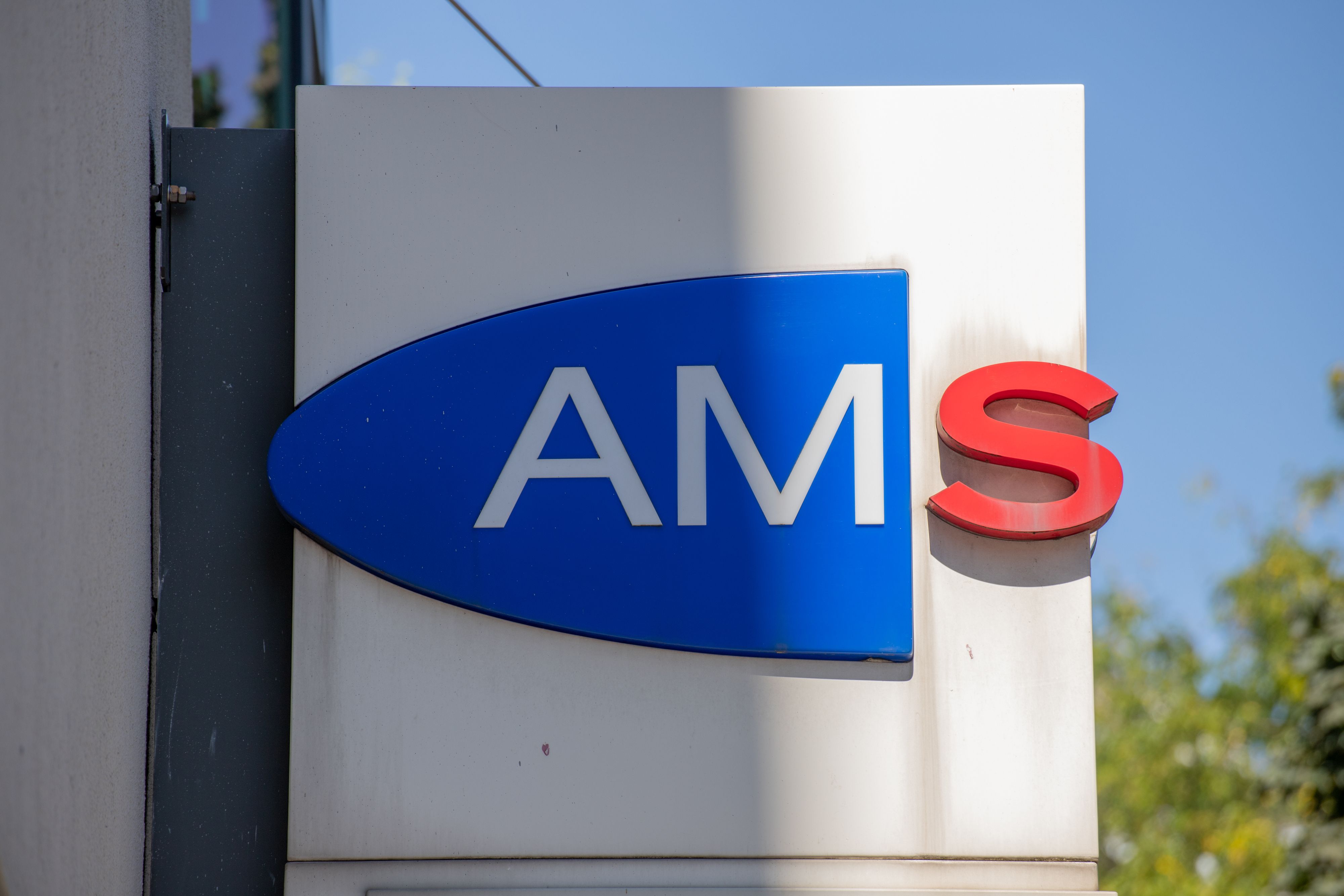 Betriebe, die ständig Mitarbeiter kündigen und neu einstellen, sollen kein Personal vom AMS mehr bekommen, so die Forderung.