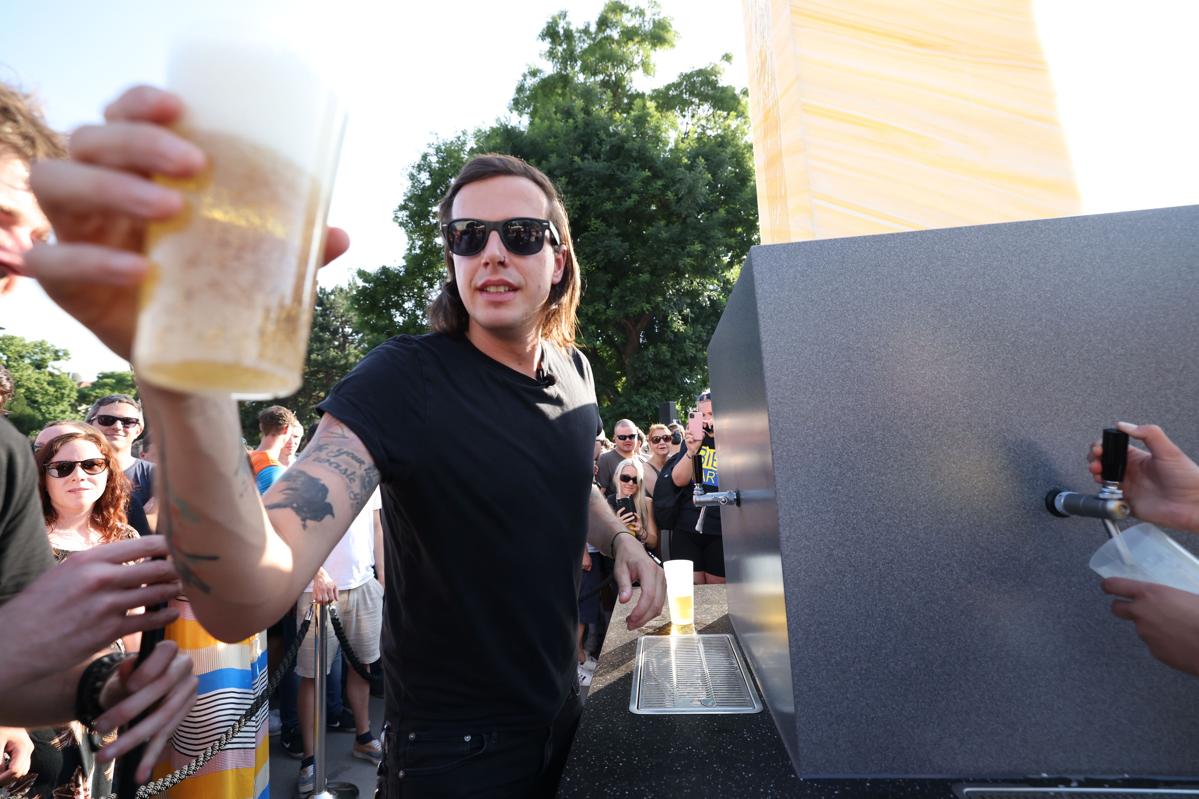 Und wieder am zum Zapfhahn - jeder wollte ein Bier