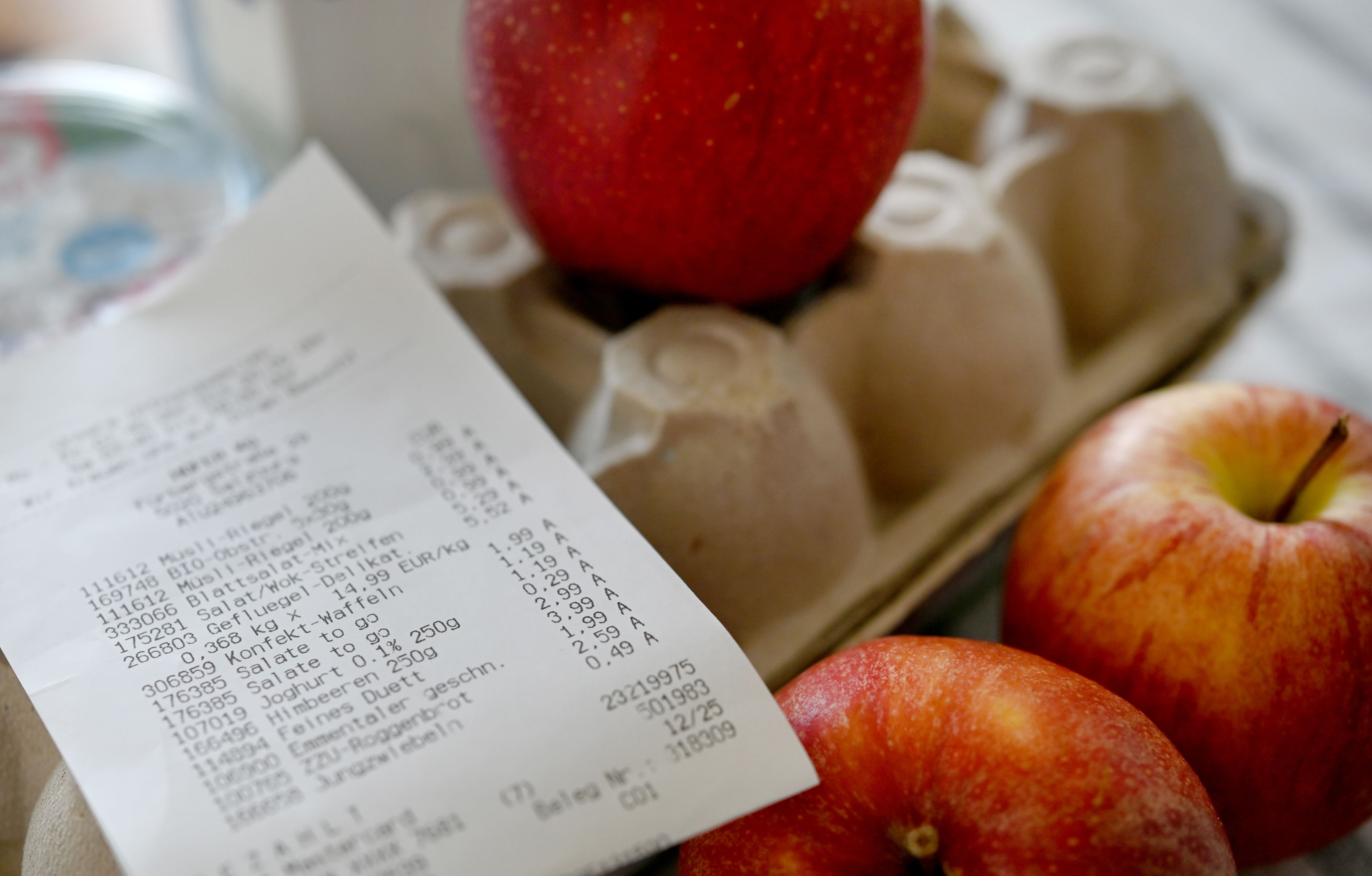 Download von www.picturedesk.com am 01.07.2022 (09:38).  ABD0008_20220515 - SALZBURG - ÖSTERREICH: ++ THEMENBILD ++ Illustration zu den Themen "Inflation / Lebensmittel /Teuerungen / Preise / Einkauf" - Eingekaufte Lebensmittel und ein Kassazettel am Samstag, 14. Mai 2022. - FOTO: APA/BARBARA GINDL - 20220514_PD17299 - Rechteinfo: Rights Managed (RM)