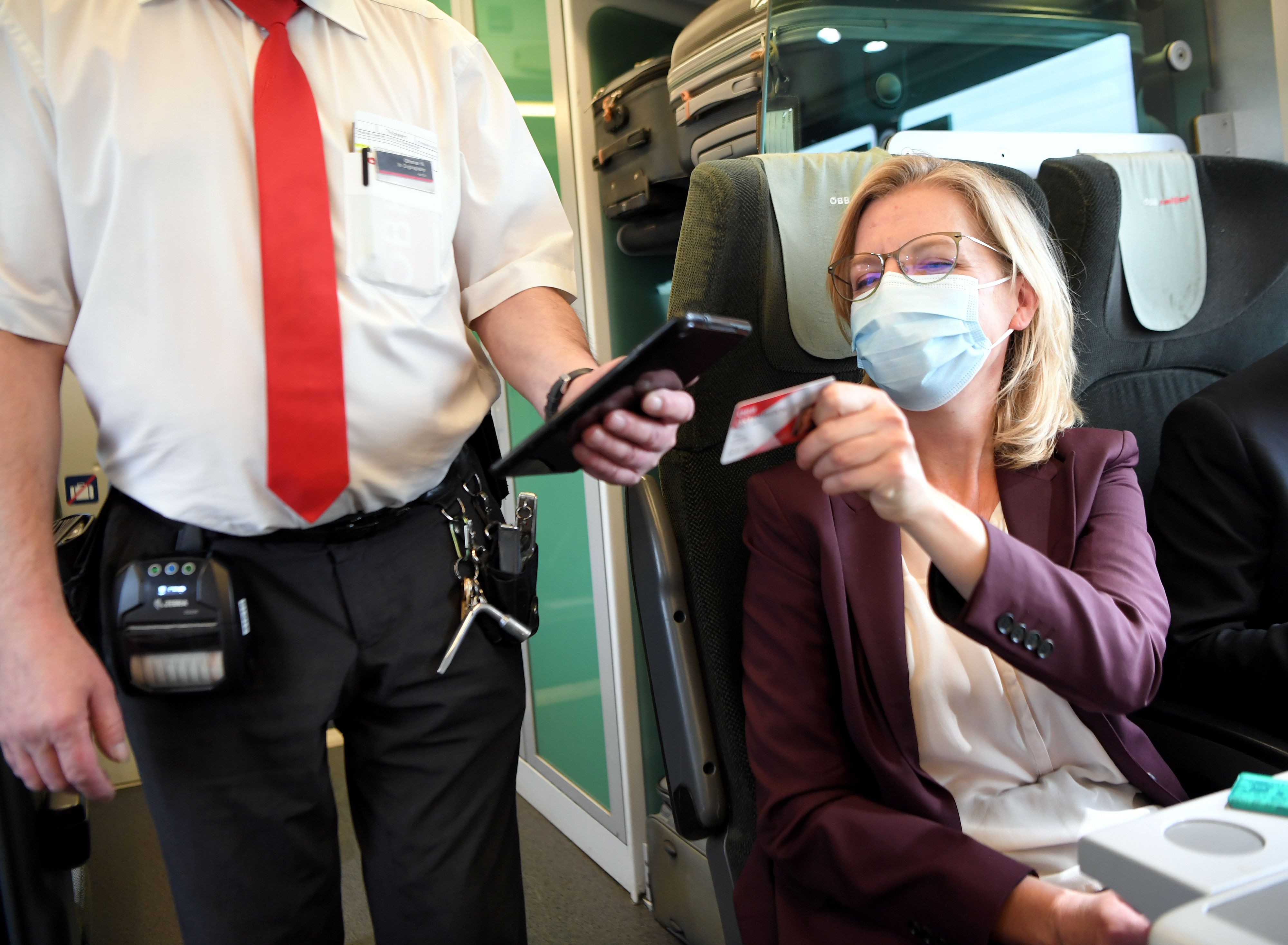 Klimaschutzministerin Leonore Gewessler sieht im Klimaticket-Bonus einen Schutz gegen die Teuerung.